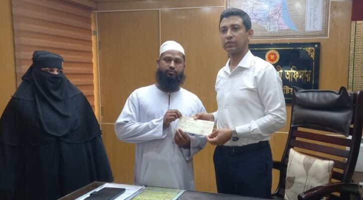 ভেড়ামারায় ব্যবসায়ীকে আর্থিক সহায়তা প্রদান 