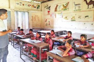 তিন ক্লাসে দৌড়ে দৌড়ে পড়াতে হয় মিজানুরকে