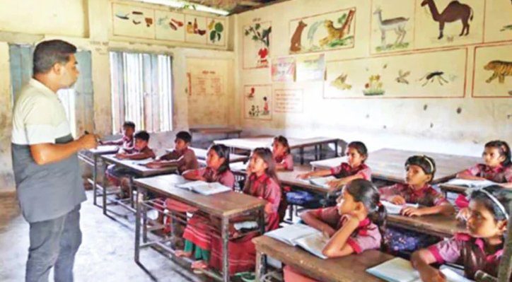 তিন ক্লাসে দৌড়ে দৌড়ে পড়াতে হয় মিজানুরকে