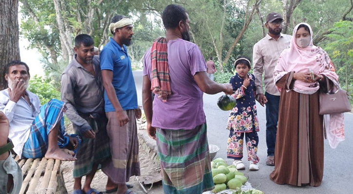 জিকে খালের পাড়ে জমজমাট টাটকা সবজির হাট