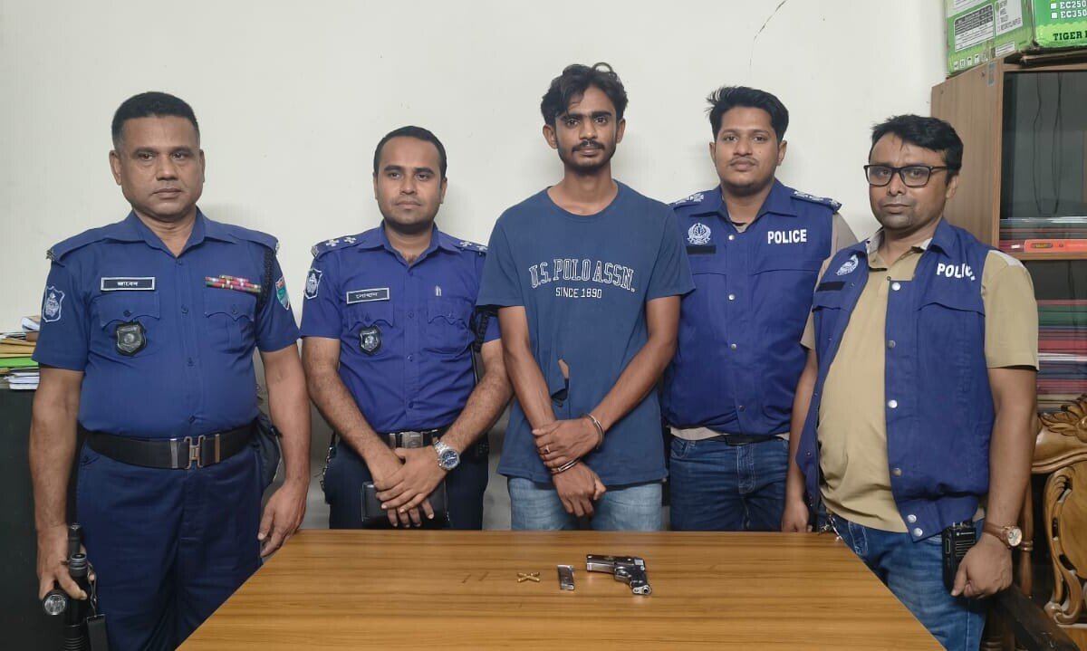 দৌলতপুর থানা পুলিশের সফল অভিযানে অস্ত্র,গুলি ও ম্যাগজিন সহ যুবক আটক