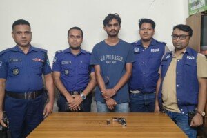 দৌলতপুর থানা পুলিশের সফল অভিযানে অস্ত্র,গুলি ও ম্যাগজিন সহ যুবক আটক