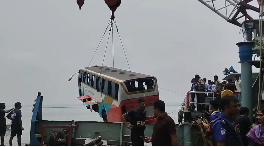 এসবি পরিবহনের বাস পদ্মায় পড়ে যাওয়া