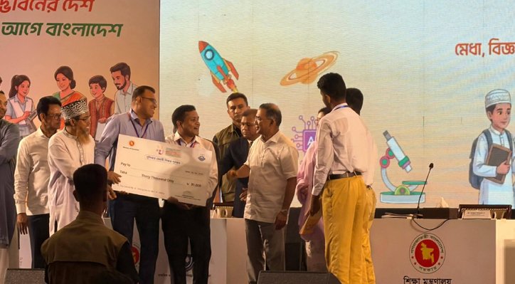 প্রধানমন্ত্রীর হাত থেকে সম্মাননা গ্রহণ করলেন কুষ্টিয়ার মারুফ হাসান