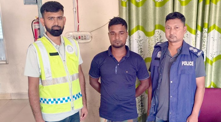 দৌলতপুরের অস্ত্র-গুলিসহ বাবা-ছেলে আটক