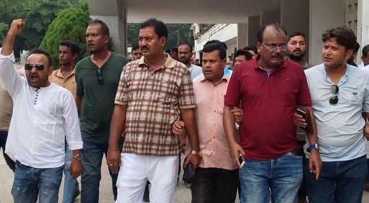 ইনুর ১০ বছরের কারাদণ্ড: কুষ্টিয়ায় জেলা যুবদলের আনন্দ মিছিল ও মিষ্টি বিতরণ