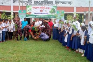 দৌলতপুরে শিক্ষক-শিক্ষার্থীদের মাঝে বিজিবির গাছের চারা বিতরণ
