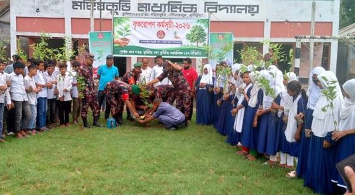 দৌলতপুরে শিক্ষক-শিক্ষার্থীদের মাঝে বিজিবির গাছের চারা বিতরণ