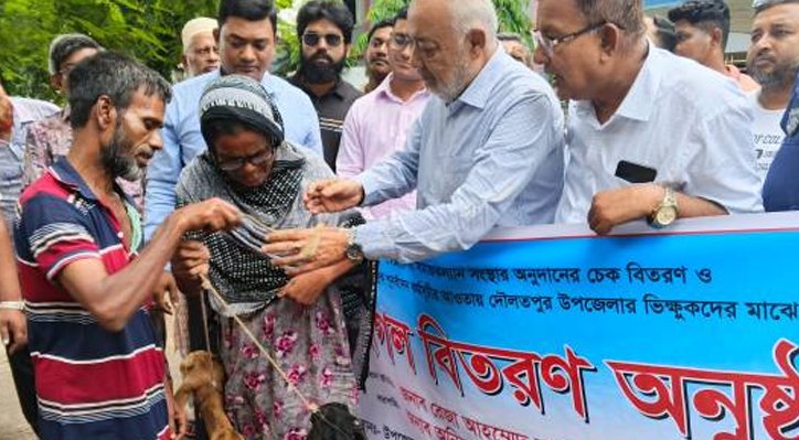 ভিক্ষুকদের আত্মকর্মসংস্থানে ছাগল ও অনুদানের চেক বিতরণ
