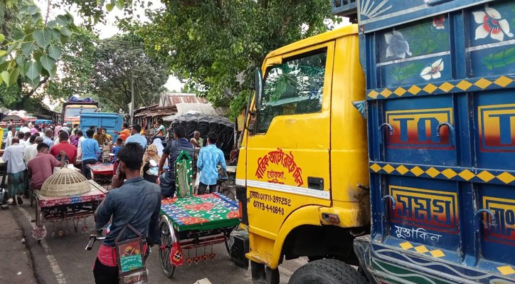 ড্রাম ট্রাকের দৌরাত্ম্যে অতিষ্ঠ জনজীবন
