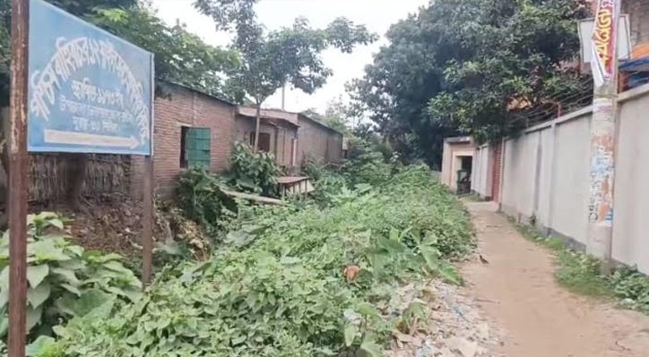 ‎ভেড়ামারায় স্কুলের প্রবেশপথে খালের বর্জ্যের স্তূপ