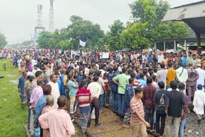 খোকসায় আড়াই ঘণ্টা রেলপথ অবরোধ, প্রশাসনের আশ্বাসে ট্রেন চলাচল স্বাভাবিক