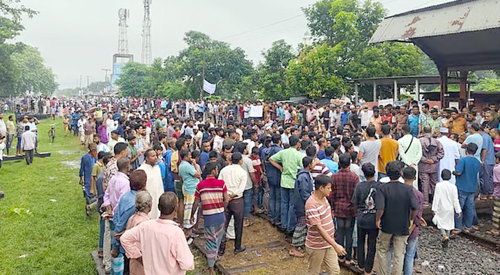 খোকসায় আড়াই ঘণ্টা রেলপথ অবরোধ, প্রশাসনের আশ্বাসে ট্রেন চলাচল স্বাভাবিক