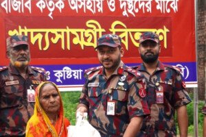 দৌলতপুরে বিজিবির উদ্যোগে অসহায় পরিবারের মাঝে খাদ্যসামগ্রী বিতরণ