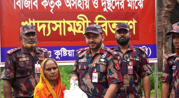 দৌলতপুরে বিজিবির উদ্যোগে অসহায় পরিবারের মাঝে খাদ্যসামগ্রী বিতরণ