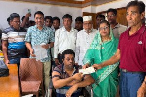 অসহায় ও দুস্থ মানুষের মাঝে আর্থিক সহায়তার চেক বিতরণ
