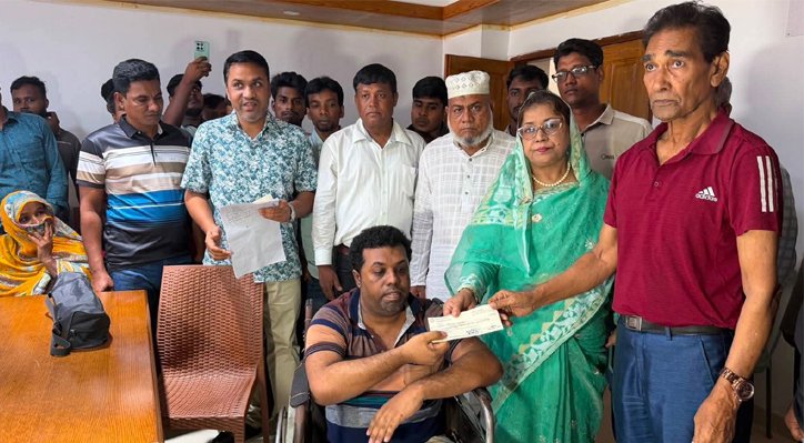অসহায় ও দুস্থ মানুষের মাঝে আর্থিক সহায়তার চেক বিতরণ