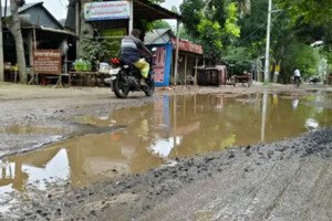 কুষ্টিয়ায় খানাখন্দে ভরা সড়কে ভোগান্তি বাড়িয়েছে বৃষ্টি