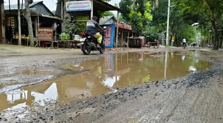 কুষ্টিয়ায় খানাখন্দে ভরা সড়কে ভোগান্তি বাড়িয়েছে বৃষ্টি