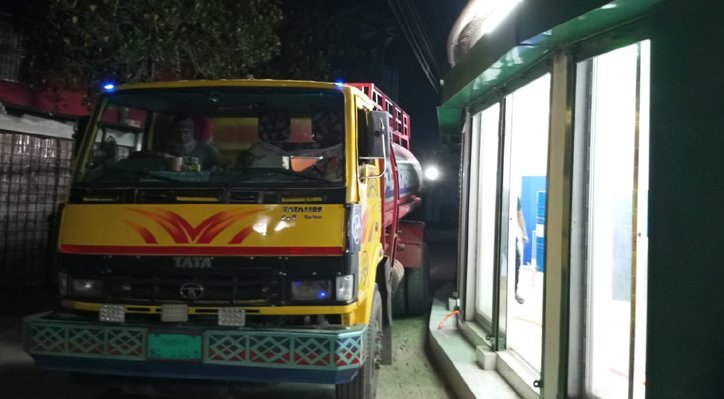 ভেড়ামারায় আবাসিক এলাকায় অবৈধভাবে তেল মজুদের অভিযোগ