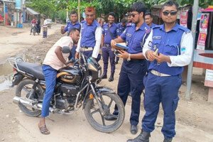 মিরপুরে কাগজপত্রবিহীন যানবাহন আটক