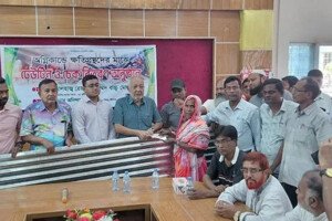 দৌলতপুরে ক্ষতিগ্রস্ত পরিবারকে ঢেউটিন এবং চেক প্রদান