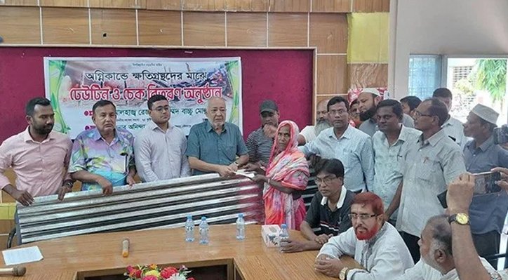 দৌলতপুরে ক্ষতিগ্রস্ত পরিবারকে ঢেউটিন এবং চেক প্রদান