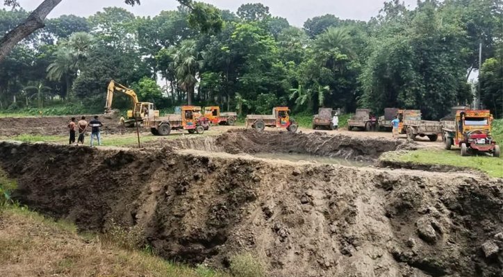 পুকুর খননের আড়ালে ফসলি জমির মাটি বিক্রির অভিযোগ