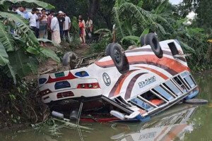 পাটিকাবাড়ীতে নিয়ন্ত্রণ হারিয়ে যাত্রীবাহী বাস খাদে, আহত অন্তত ২৮-৩০ জন