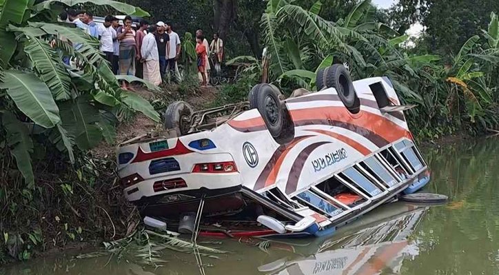 পাটিকাবাড়ীতে নিয়ন্ত্রণ হারিয়ে যাত্রীবাহী বাস খাদে, আহত অন্তত ২৮-৩০ জন