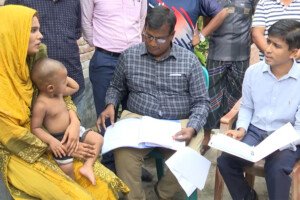 অসহায় মা ও সন্তানের পাশে কুষ্টিয়ার ডিসি