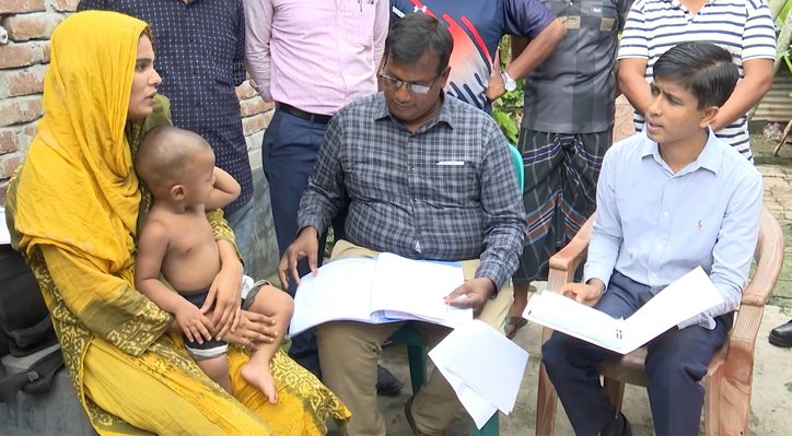 অসহায় মা ও সন্তানের পাশে কুষ্টিয়ার ডিসি