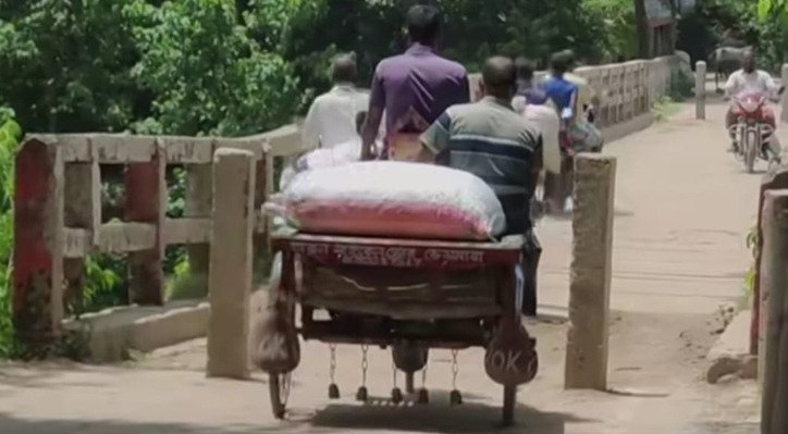 সংস্কারের অভাবে মরণফাঁদে দৌলতপুরের উদয়নগর ব্রিজ 