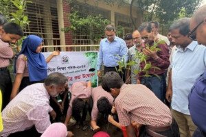 কুষ্টিয়ার হাউজিং এস্টেট মডেল সরকারি প্রাথমিক বিদ্যালয়ে বৃক্ষ রোপণ উদ্বোধন 