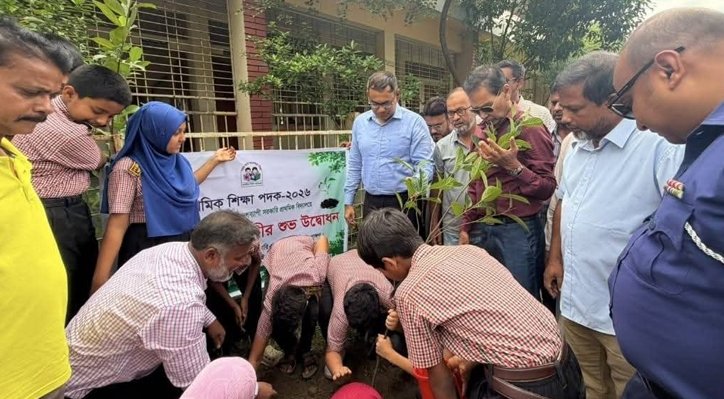 কুষ্টিয়ার হাউজিং এস্টেট মডেল সরকারি প্রাথমিক বিদ্যালয়ে বৃক্ষ রোপণ উদ্বোধন