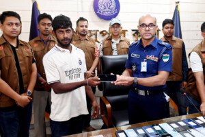 কুষ্টিয়ায় প্রকৃত মালিকদের হাতে ফিরল হারানো মোবাইল ফোন