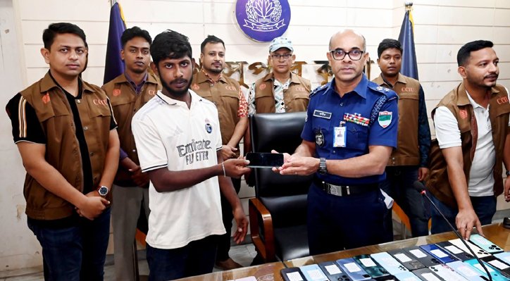 কুষ্টিয়ায় প্রকৃত মালিকদের হাতে ফিরল হারানো মোবাইল ফোন
