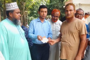 ভেড়ামারায় নিঃস্ব দুই পরিবারের পাশে ইউএনও