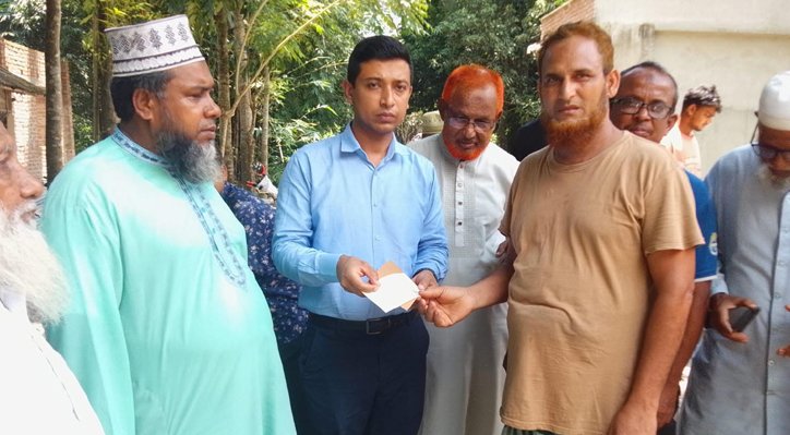 ভেড়ামারায় নিঃস্ব দুই পরিবারের পাশে ইউএনও