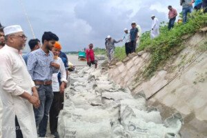 কুষ্টিয়ায় নদী ভাঙন রোধে জিও ব্যাগ ফেলে তীর সংরক্ষণ
