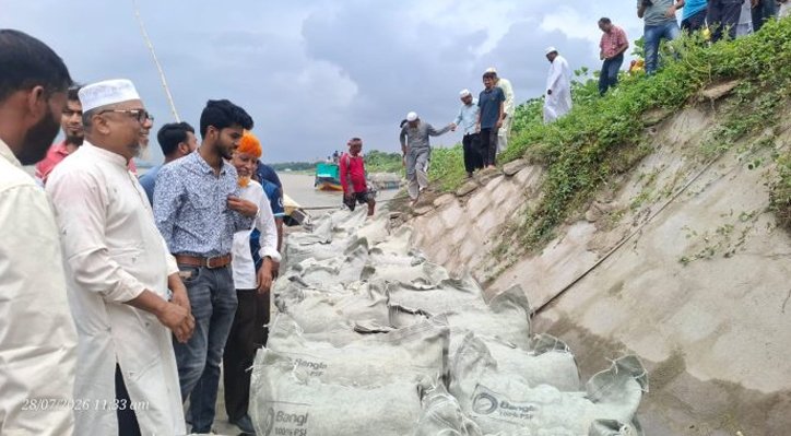 কুষ্টিয়ায় নদী ভাঙন রোধে জিও ব্যাগ ফেলে তীর সংরক্ষণ