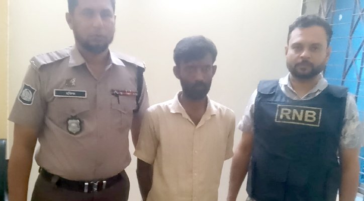 কুষ্টিয়া রেলস্টেশনে মাদককারবারী আটক
