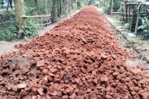 প্রায় পৌনে দুই কোটি টাকা ব্যয়ের সড়কে নিম্নমানের সামগ্রী 