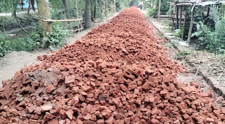 প্রায় পৌনে দুই কোটি টাকা ব্যয়ের সড়কে নিম্নমানের সামগ্রী