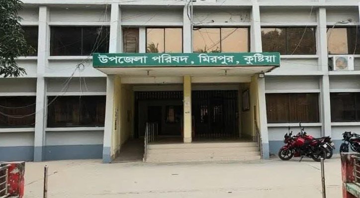 ব্যাগভর্তি আবেদনপত্র ও এনআইডি নিয়ে ইউএনও কার্যালয়ে