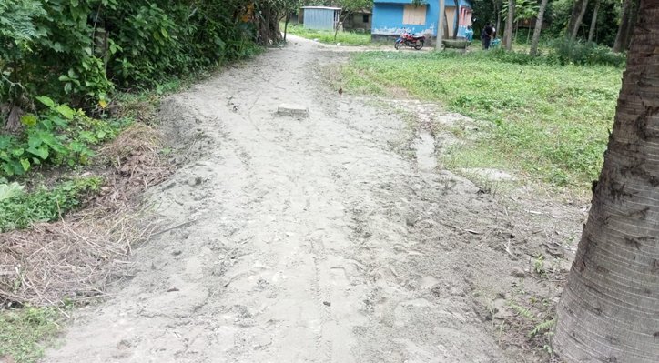 মামলাধীন জমিতে বালু ভরাট-পুলিশ সদস্যকে হুমকির অভিযোগ
