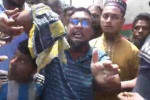 কুষ্টিয়ায় টিটিইর বিরুদ্ধে বাবা-ছেলেকে ছুরিকাঘাতের মামলা, ট্রেন অবরোধে পৃথক মামলা