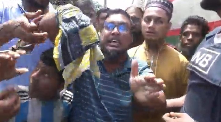 কুষ্টিয়ায় টিটিইর বিরুদ্ধে বাবা-ছেলেকে ছুরিকাঘাতের মামলা, ট্রেন অবরোধে পৃথক মামলা