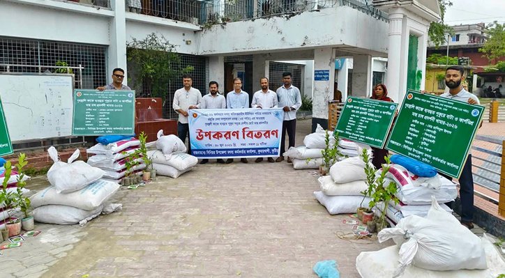 কুমারখালীতে মাছের উৎপাদন বাড়াতে উপকরণ বিতরণ