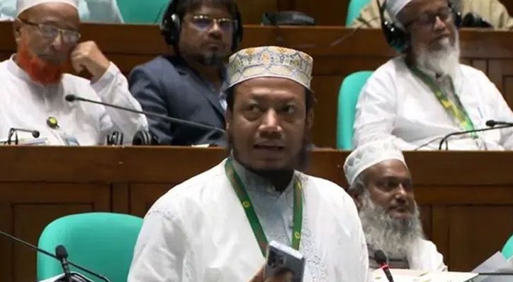 সংসদে ভুলে স্বরাষ্ট্রমন্ত্রীকে ধন্যবাদ দিলেন আমির হামজা